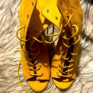 Ankle boots peek toe